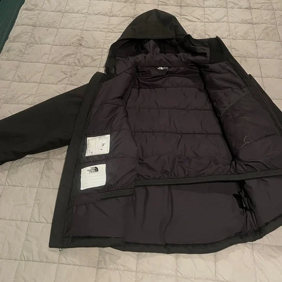 North Face Boys black dryvent ski jacket. Excellent used condition. Size 12. - Picture 5 of 7